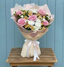 Букет цветов из:  Гвоздики, Орхидеи и Розы в Старой Торопе