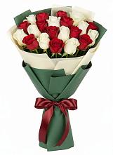 Букет Микс из красных и белых роз в Старой Торопе