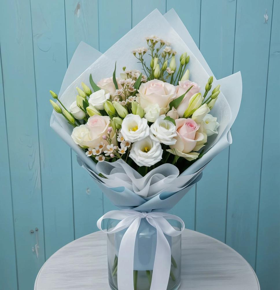 Букет цветов из: Розы и Лизиантусы в Старой Торопе