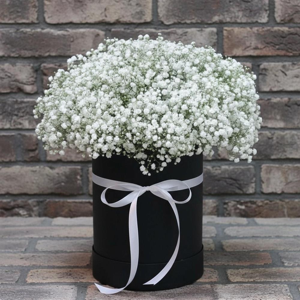 Цветочная композиция из Гипсофила в шляпной коробке в Старой Торопе