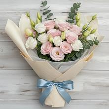 Букет цветов из:  Лизиантусы в Старой Торопе