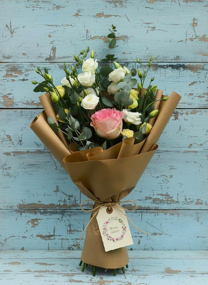 Букет цветов из: Розы и Лизиантусы в Старой Торопе