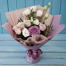 Букет цветов из:  Розы и Лизиантусы в Старой Торопе