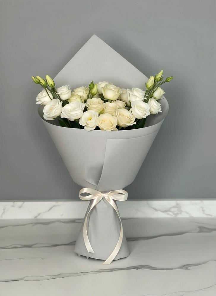 Букет цветов из: Розы и Лизиантусы в Старой Торопе