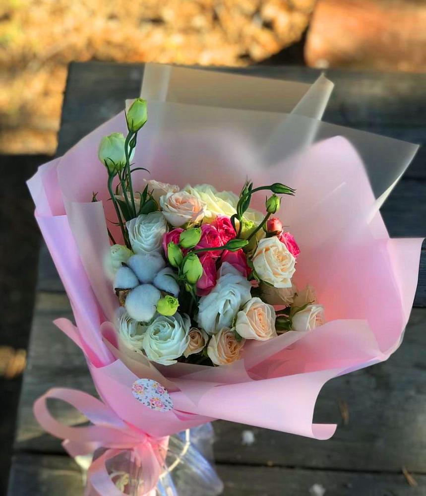 Букет цветов из: Розы и Лизиантусы в Старой Торопе