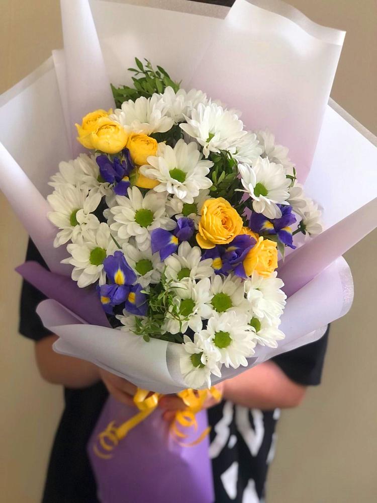 Букет цветов из: Ирисы, Хризантемы и Розы в Старой Торопе
