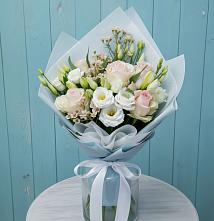 Букет цветов из:  Розы и Лизиантусы в Старой Торопе