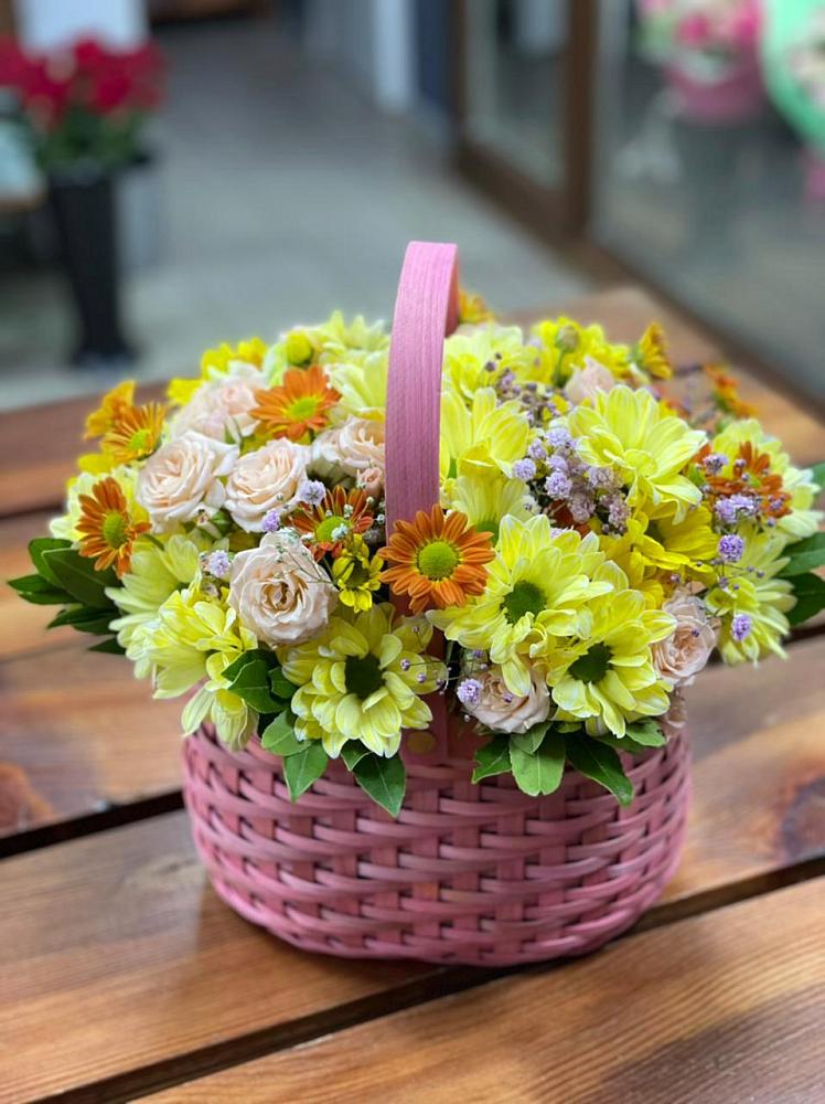 Цветочная композиция из Хризантемы и Розы в корзине в Старой Торопе