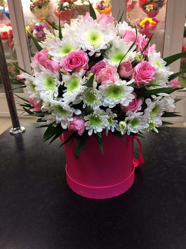 Цветочная композиция из Розы и Хризантемы в шляпной коробке в Старой Торопе