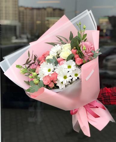 Букет цветов из: Розы, Лизиантусы и Хризантемы в Старой Торопе