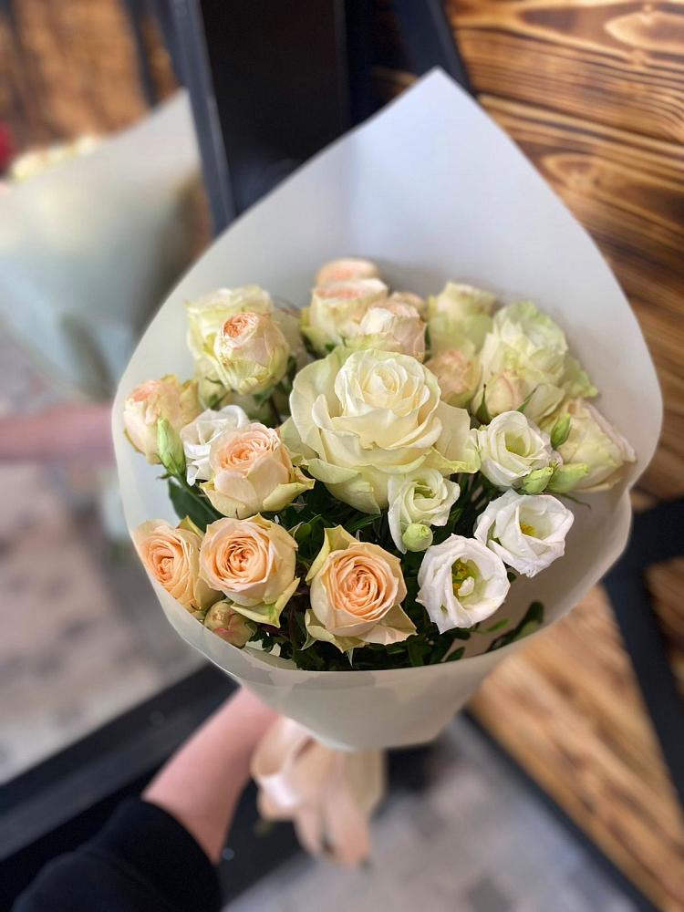 Букет цветов из: Розы и Лизиантусы в Старой Торопе